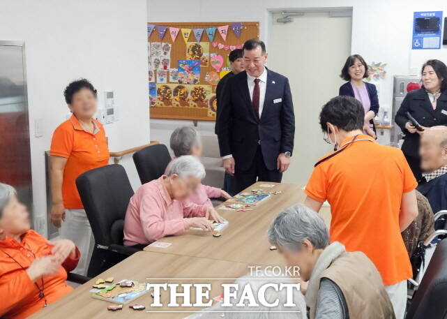 최원철 공주시장이 18일 옥룡동 시민과의 대화 당시 공주원로원을 방문하고 있다. /공주시