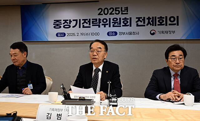 박재완 중장기전략위원장(가운데)이19일 오전 서울 종로구 정부서울청사에서 열린 중장기전략위원회 전체회의에 참석해 모두발언을 하고 있다. /임영무 기자