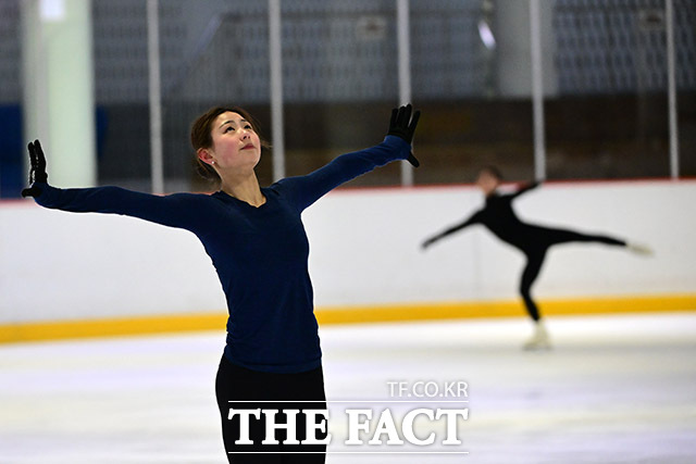 피겨 윤아선이 19일 서울 양천구 목동 아이스링크에서 2025 ISU(국제빙상연맹) 사대륙 피겨스케이팅 대회 개막을 하루 앞두고 연습에 매진하고 있다. /남윤호 기자