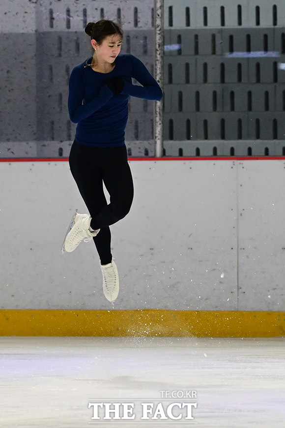 고공 점프 선보이는 윤아선.