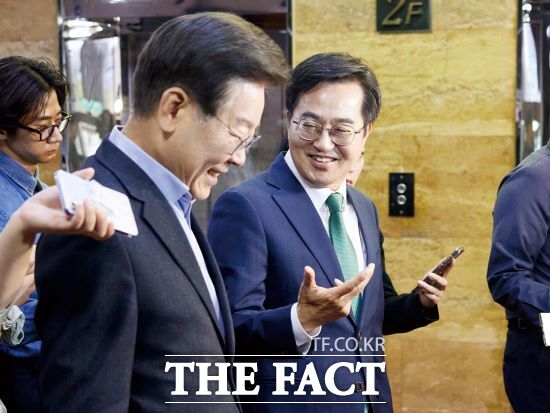 김동연(오른쪽) 경기도지사가 지난해 6월 3일 오후 국회에서 이재명 민주당 대표와 만나 이야기 하고 있다./김동연 SNS 캡처