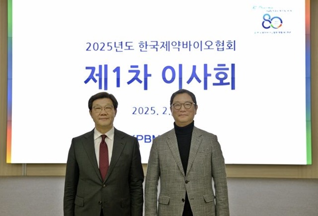한국제약바이오협회가 노연홍 회장(왼쪽)을 재선임했다. /한국제약바이오협회