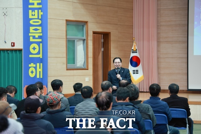 신우철 완도군수가 지난 13일 생일면을 방문해 ‘군민행복 정책토크’를 진행하고 있다./완도군