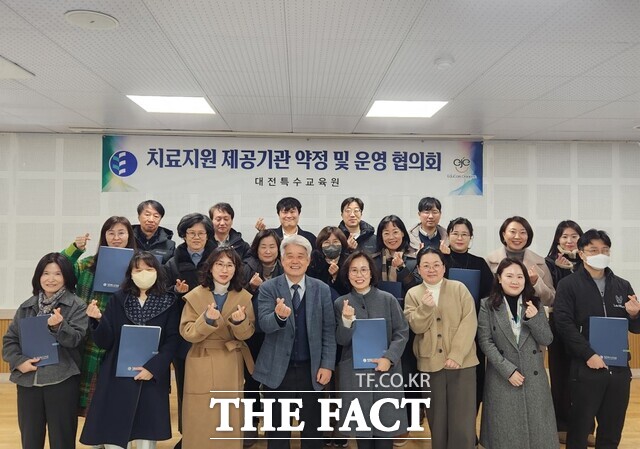 19일 권순오 대전특수교육원 원장이 49개 사설 치료기관과 특수교육대상학생 맞춤형 치료지원 서비스 제공을 위한 약정을 체결한 후 기념촬영을 하고 있다. /대전시교육청