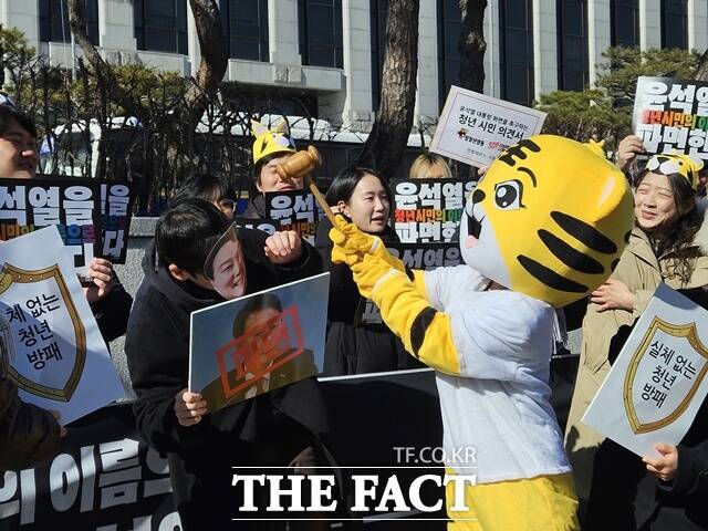 윤석열 물어가는 범청년행동·윤석열OUT청년학생공동행동은 19 오전 서울 종로구 헌재 앞에서 기자회견을 열고 대한민국의 미래를 이끌 청년들은 내란범의 구속과 처벌을 넘어 윤 대통령의 파면을 바란다고 촉구했다. /이다빈 기자