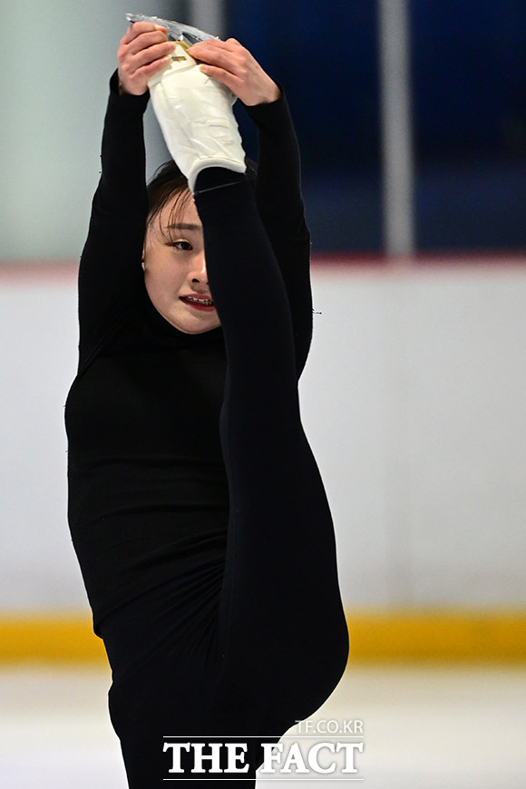 피겨 김채연이 19일 서울 양천구 목동 아이스링크에서 2025 ISU(국제빙상연맹) 사대륙 피겨스케이팅 대회 개막을 하루 앞두고 연습에 매진하고 있다. /남윤호 기자