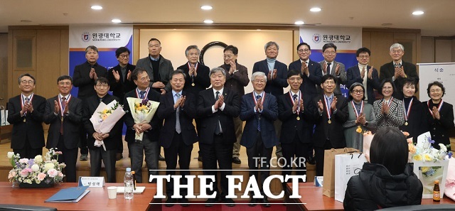 원광대학교는 오는 28일자로 정년을 맞는 교직원들에 대한 정년식을 19일 교내 숭산기념관에서 개최했다/원광대학교