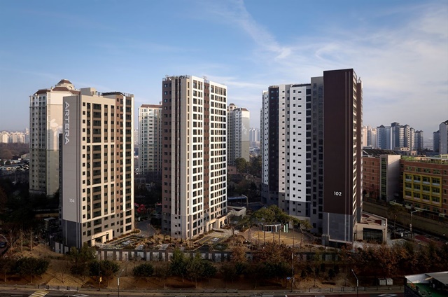 금호건설의 새 주거 브랜드 아테라를 적용한 왕길역 아테라가 지난 3일부터 입주를 시작했다. /금호건설