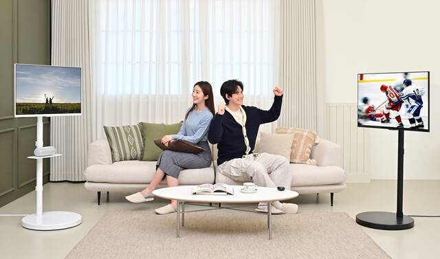 삼성전자 모델이 스마트 모니터에 무빙스탠드를 결합한 무빙스타일을 체험하고 있다. /삼성전자