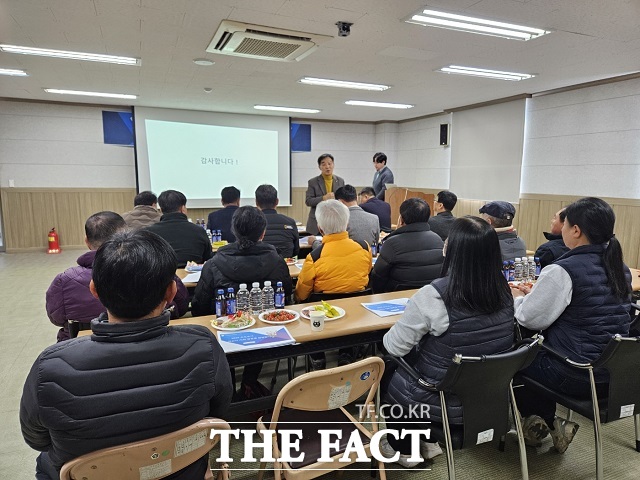 박경노 전북지체장애인협회장이 19일 익산시지회를 방문해 직원들의 애로사항을 청취하고 2025년 업무보고를 받고 있다./익산시지체장애인협회