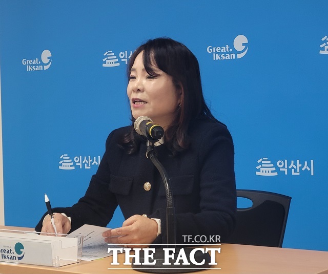 김영희 익산시 복지교육국장이 19일 익산시청브리핑룸에서 정례브리핑을 하고 있다./홍문수 기자