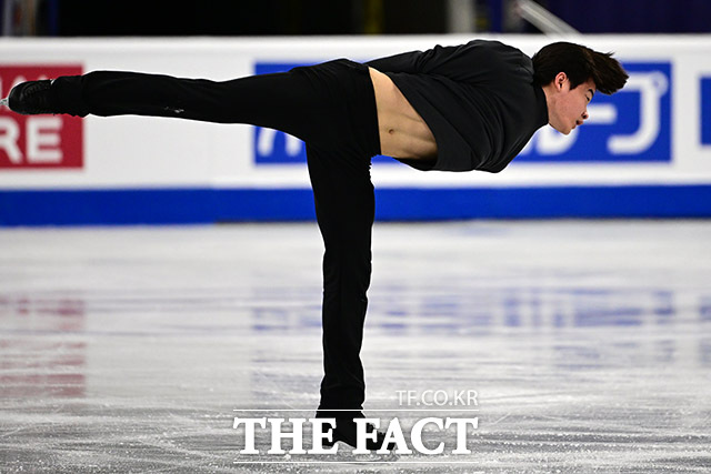 피겨 김현겸이 19일 서울 양천구 목동 아이스링크에서 2025 ISU(국제빙상연맹) 사대륙 피겨스케이팅 대회 개막을 하루 앞두고 연습 연기를 펼치고 있다. /남윤호 기자