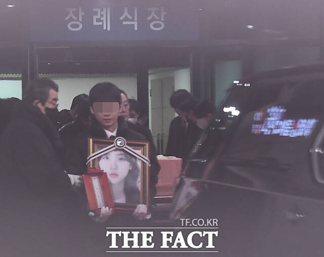 故 배우 김새론의 발인이 19일 서울 송파구 서울아산병원 장례식장에서 엄수되고 있다. /장윤석 기자