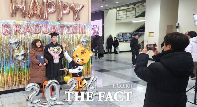 배재대에서 2024 전기 학위수여식이 열린 가운데 한 졸업생이 배재대 마스코트 나섬이와 졸업 기념 사진을 촬영하고 있다. /배재대