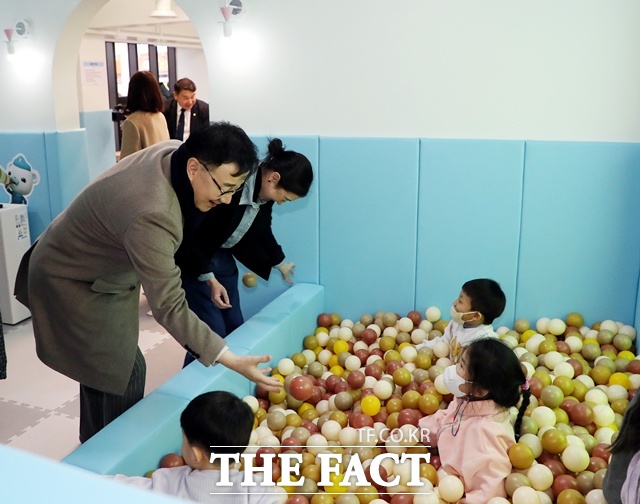 하승철 하동군수가 공설시장에 개장한 키즈카페를 둘러보고 있다. /하동군