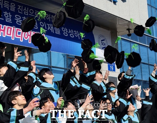 와 졸업이다 학사모 던지며 퍼포먼스하는 졸업생들 모습 /순천향대