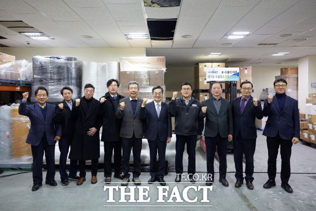 김동연 경기도지사와 수출중소 기업인들이 기념 촬영하고 있다. /경기도