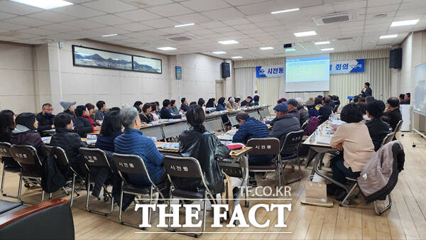 지난해 12월 여수시 시전동 에서 개최된 ’ 찾아가는 여수만 르네상스 설명회 장면 /여수시