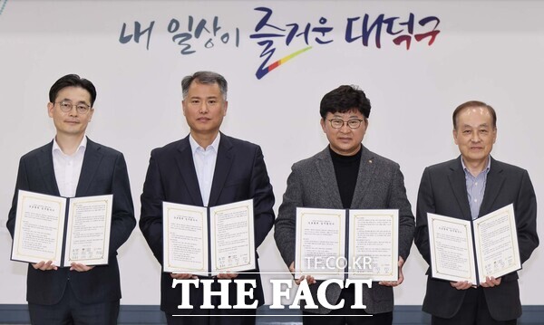 대전 대덕구는 구민 교통 편익 증진을 위해 금남고속·중부고속·한양고속과 ‘신탄진역 인천공항버스운행’ 업무협약을 20일 체결했다. 사진 왼쪽부터 나태열 금남·중부고속 공동대표이사, 서동석 금남·중부고속 공동대표이사, 최충규 대덕구청장, 권경원 한양고속 대표이사./대덕구