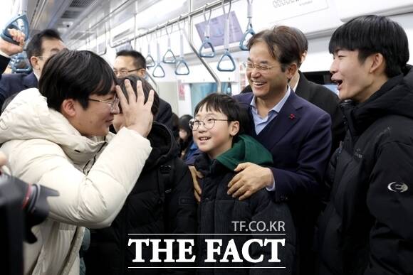 지난해 12월 GTX-A 노선 개통을 앞두고 시승 행사에 참여한 이동환 경기 고양시장(오른쪽 2번째)과 시민들이 함박웃음 짓고 있다./고양시