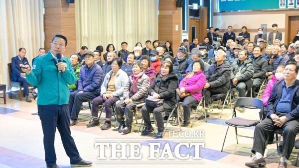 최영일 순창군수가 19일 풍산면을 시작으로 11개 읍면을 순회하며 진행하는 군정설명회에서 발언하고 있다. /순창군