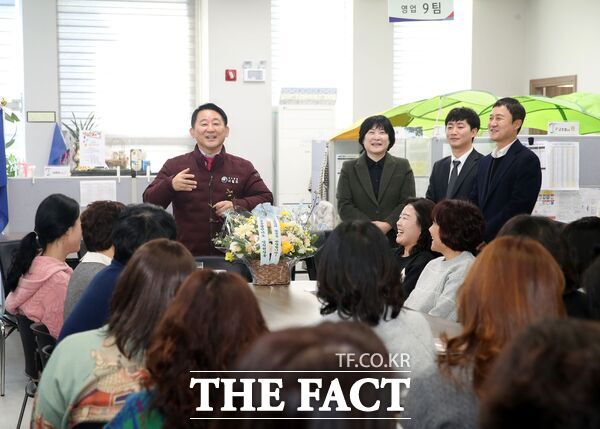 대전 서구는 19일 건강기능식품 기업 주식회사 건강을향한지도와 화장품 기업 고혼진리퍼블릭을 방문해 기업 운영 현황을 파악하고 애로사항을 청취했다. 서철모 청장이 직원들과 소통을 하고 있다./대전 서구