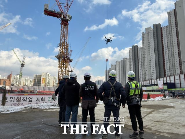 경기도가 해빙기 공동주택 건설현장 안전사고 예방을 위한 현장 점검을 진행하고 있다. /경기도