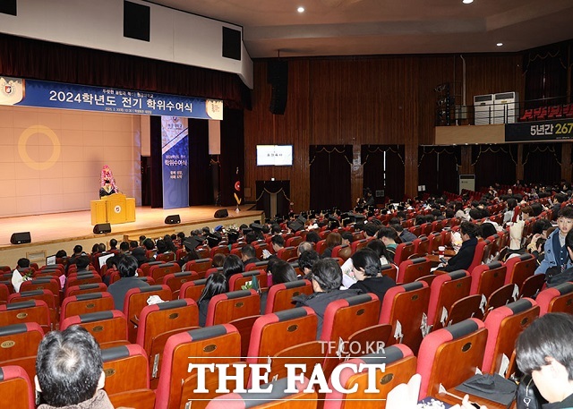 원광대학교가 20일 교내 학생회관 대강당에서 2024학년도 전기 학위수여식을 개최하고 있다./원광대학교