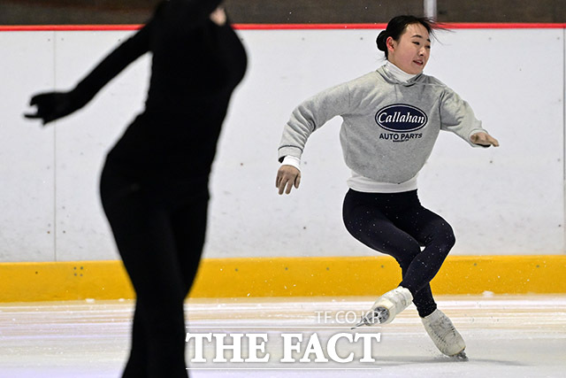 20일 서울 양천구 목동 아이스링크에서 2025 ISU(국제빙상연맹) 사대륙 피겨스케이팅 대회가 막을 올린 가운데 피겨 김채연이 출전을 하루 앞두고 연습 연기를 펼치던 중 착지에 실패하고 있다. /남윤호 기자