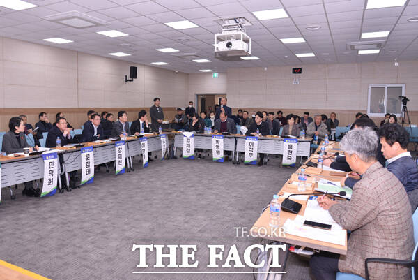 전남 여수시의회가 지난 19일 이순신도서관에서 여수언론인협회와 함께 ‘자원회수시설 건립과정의 투명성 확보를 위한 공론화 토론회를 개최하고 있다. /여수시