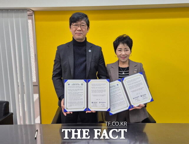 국립공주대와 세계충청향우회가 20일 일본 동경 세계충청향우회 사무소에서 글로벌 협력을 강화하기 위한 양해각서(MOU)를 체결하고 관계자들이 기념촬영을 하고 있다. /공주대