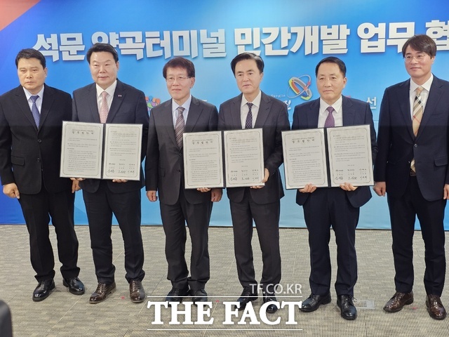 충남도-선광-당진시는 20일 도청 상황실에서 중부권 최대 글로벌 물류 중심지 도약을 위한 석문 양곡터미널 민간개발 업무협약을 체결하고 기념촬영을 하고 있다. /이정석 기자