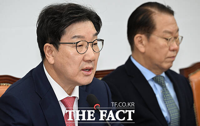 조기 대선을 가정했을 때 국민의힘이 어떤 방법을 통해 윤석열 대통령의 탄핵에 반대해 왔던 이미지를 바꿔 중도층을 설득할 수 있을지 고민할 때라는 지적이 나왔다. 사진은 국민의힘 권영세 비대위원장(오른쪽)과 권성동 원내대표. /박헌우 기자