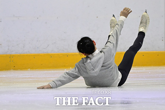 점프 연습중 착지 실수로...