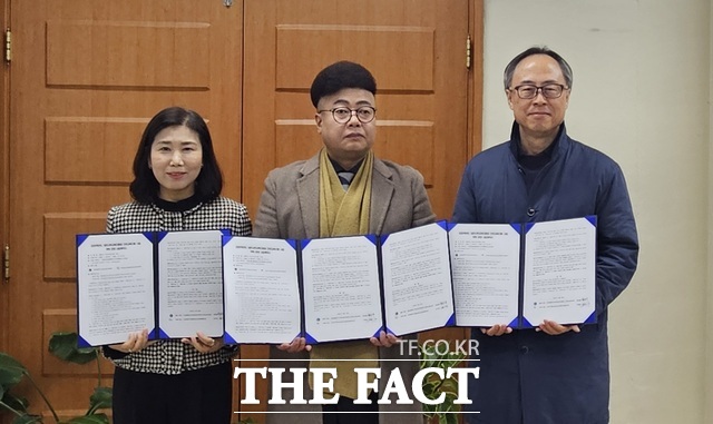 19일 대전시서부교육지원청이 관내 학생들의 진로 교육을 지원하기 위해 진로교육지원 사업 위탁기관과 협약을 체결하고 있다. 왼쪽부터 김지연 대전시 평송청소년문화센터장, 이학준 유성구청소년진로진학지원센터 대표, 곽숭훈 서부교육지원청 중등교육과장. /대전시교육청