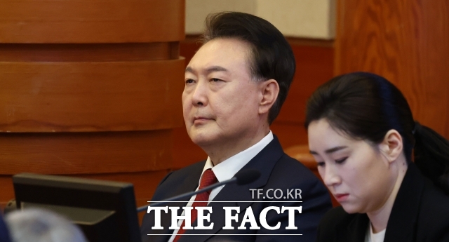 윤석열 대통령이 13일 오전 서울 종로구 헌법재판소에서 열린 윤석열 대통령 탄핵심판 8차 변론에 출석하고 있다. 2025.2.13 사진공동취재단