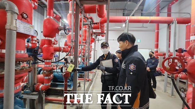 전북도소방본부는 지하 주차장 등 지하 대공간의 계단·통로 등 피난로 확보 상태 등 소방시설 및 피난·방화시설 불법 행위를 근절하기 위해 불시 단속을 실시한다. /전북도소방본부