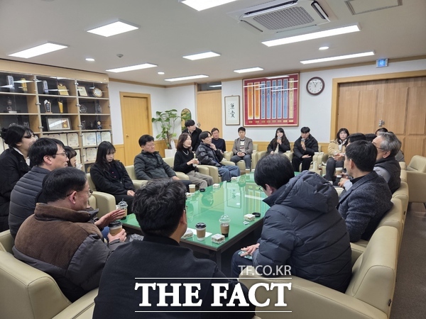 김제선 중구청장이 지난 18일 회계과 직원들과 소통 간담회를 갖고 있는 모습 /대전 중구