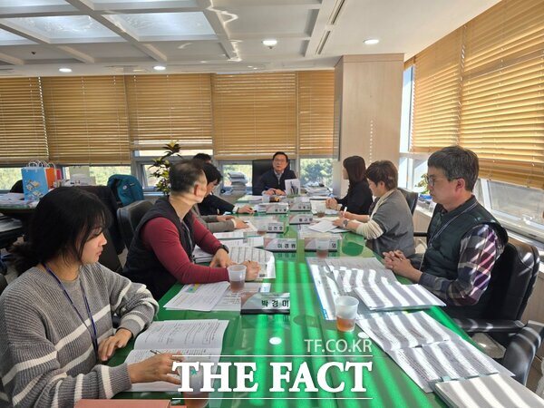 19일 김석필 천안시 부시장이 시청 부시장실에서 각원사 일대 관광종합개발사업 추진단 4차 회의를 주재하고 있다. /천안시