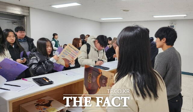 공주시가 19일 국립공주대 자연과학대학, 간호보건대학, 예술대학에서 전입 유도 활동을 펼치고 있다. /공주시