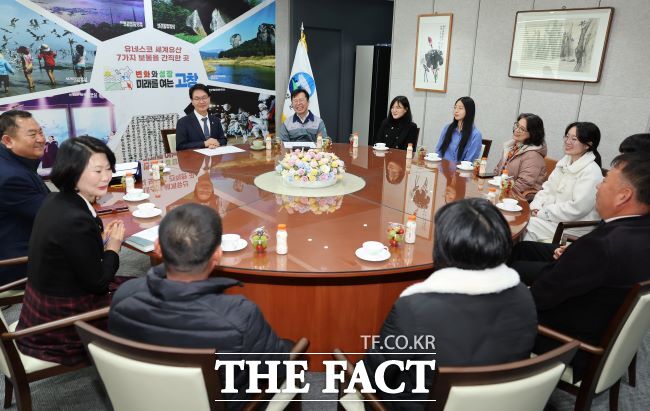 매일유업 진암장학재단이 19일 고창군청에서 심덕섭 고창군수를 비롯한 관계자들과 함께 김동우(공주대학교), 김미소(전북대학교), 배지현(남서울대학교), 유성은(한양대학교), 이솔향(조선대학교) 학생에게 장학금을 전달한 뒤 차담회를 갖고 있다./고창군