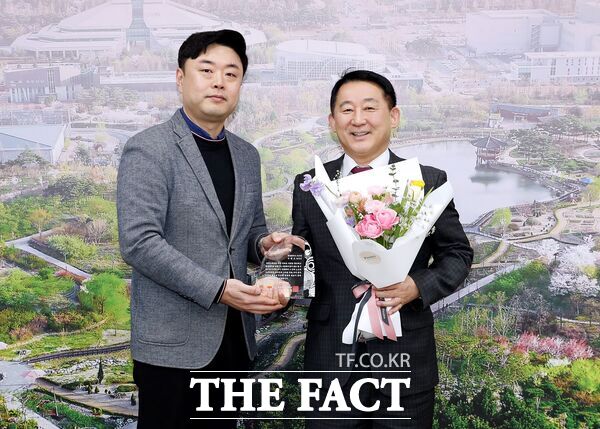 대전 서구 둔산e편한세상아파트 입주민대표회 박영철 회장(사진 왼쪽)이 20일 탄방로 일원 배전선로 지중화 사업 추진 공로로 서철모 서구청장에게 감사패를 수여했다./대전 서구