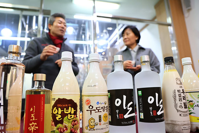 20일 충북 청주시에 있는 전통주 양조장 조은술세종을 찾은 송미령 농식품부 장관이 경기호 대표이사의 설명을 듣고 있다./농식품부