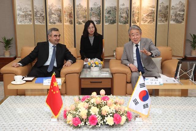 강호동 농협중앙회 회장(오른쪽)이 21일 서울 중구 농협중앙회 본관에서 중국 공소합작총사 아띠리 우뿌리 부주임(왼쪽)과 협력 방안을 논의하고 있다. /농협중앙회