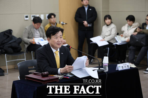 정기명 여수세계섬박람회 조직위원회 공동위원장이 20일 여수엑스포컨벤션센터에서 2025년 제2차 정기 이사회를 주재하고 있다./2026여수세계섬박람회 조직위원회