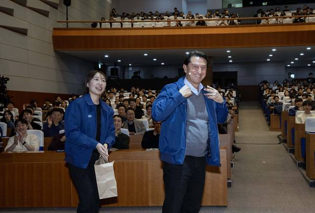 호세 무뇨스 현대자동차 대표이사 사장이 지난 20일 경기 화성 남양연구소 대강당에서 열린 타운홀 미팅에서 직원이 선물해준 연구소 자켓으로 갈아입고 있다. /현대차