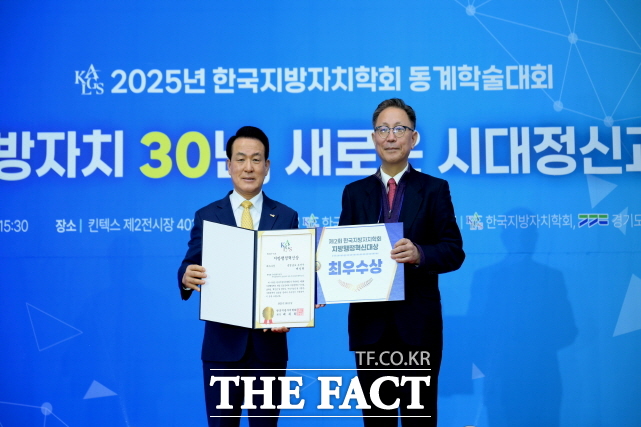 백성현 논산시장(왼쪽)이 21일 제2회 지방행정혁신대상에서 최초로 최우수상을 수상뒤 기념촬영하고 있다. /논산시