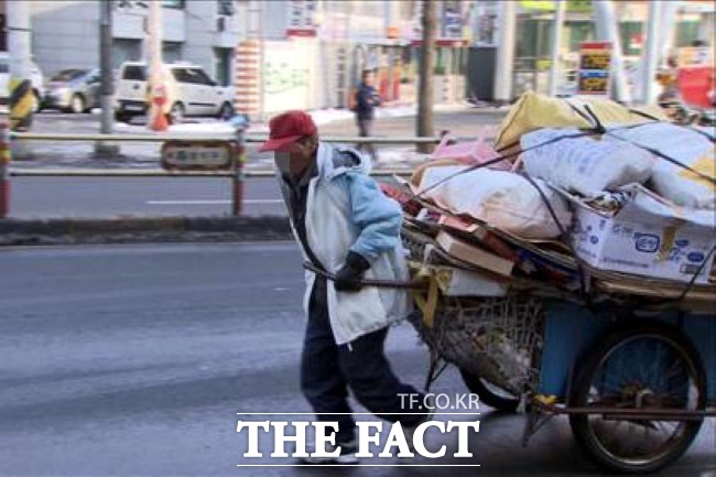 재활용품 수집 노인 모습./인터넷 캡처
