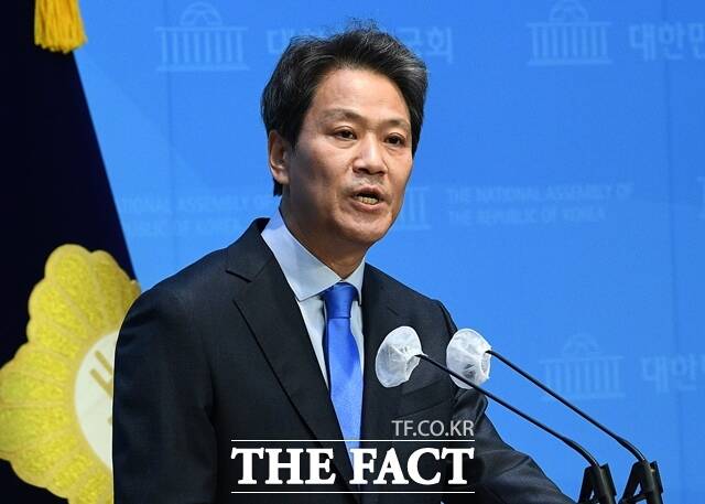 임종석 전 대통령 비서실장은 이재명 더불어민주당 대표의 '중도보수 정당' 발언에 대해 