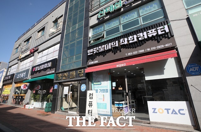 무주군이 상권활성화 사업의 일환으로 추진한 ‘노후간판 정비 사업’ 1차분을 마무리했다. /무주군